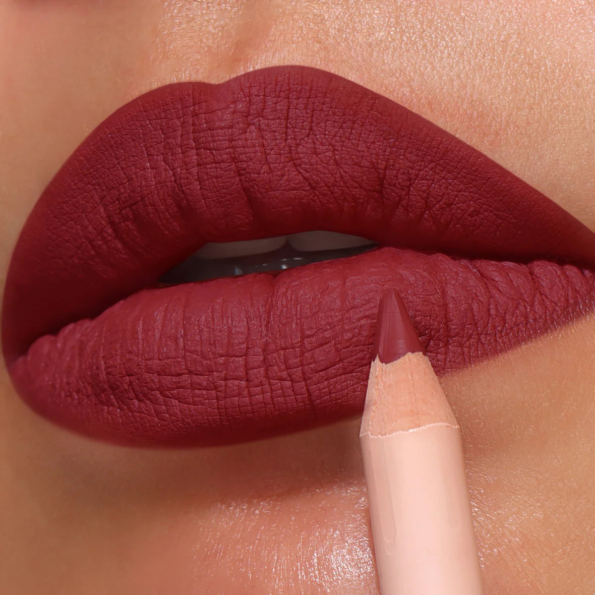 MOIRA SIGNATURE LIP PENCIL (012, DARING RED)