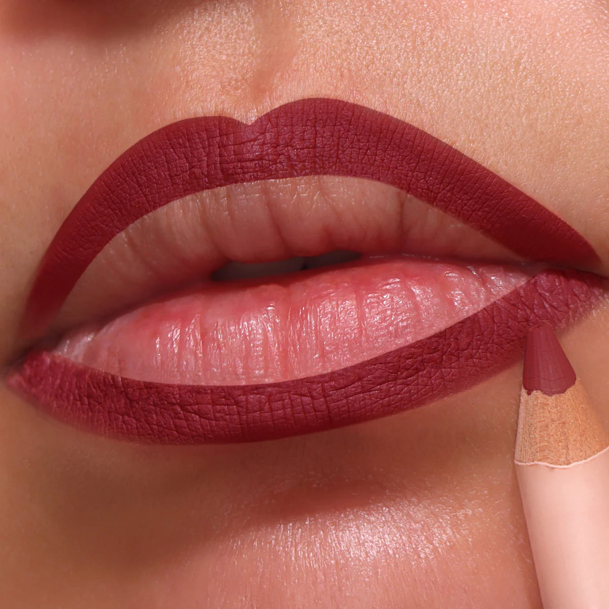MOIRA SIGNATURE LIP PENCIL (012, DARING RED)